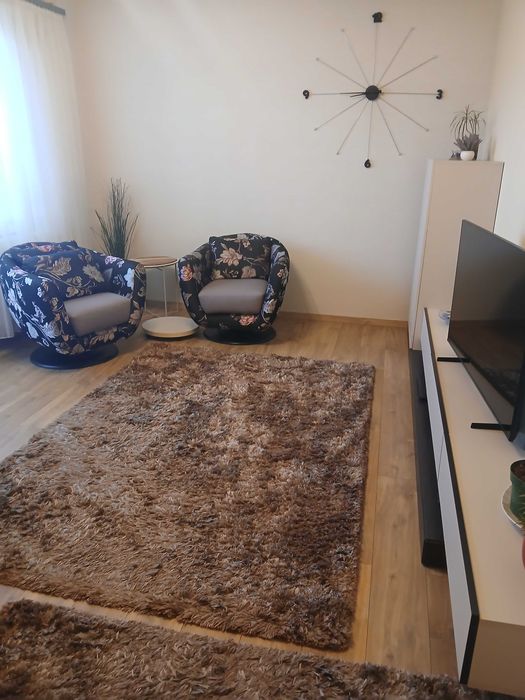 Vand mobila de living: canapea , 2 fotolii si comoda de 3.5 m. Pret total 3500 lei