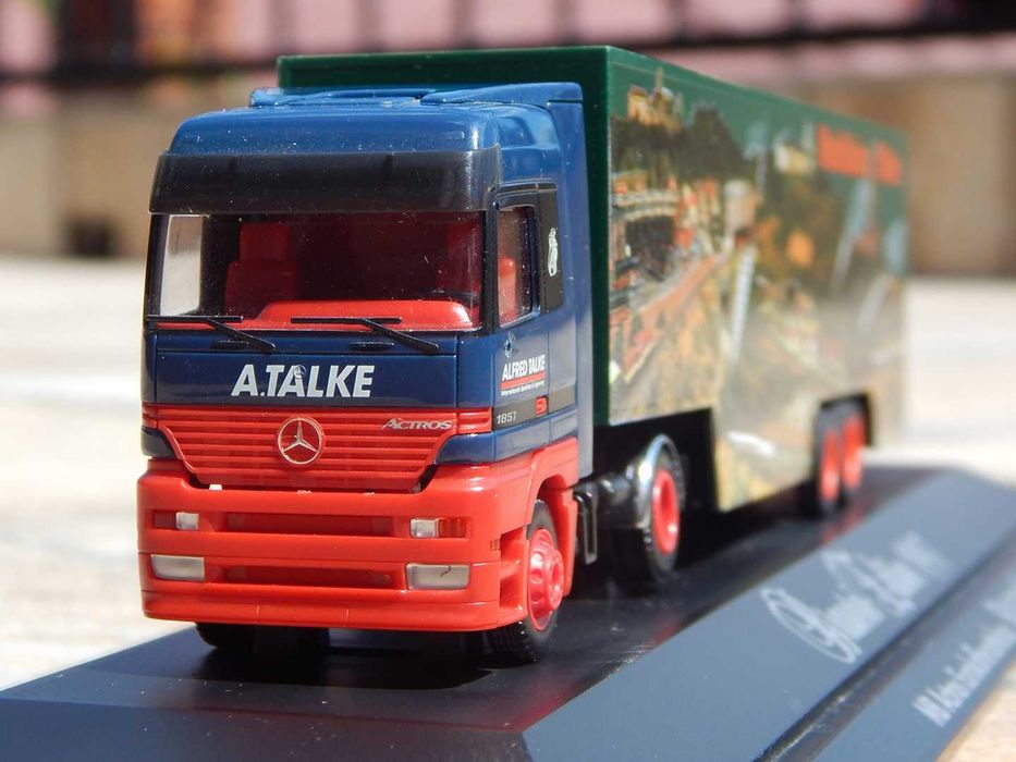 Macheta camion transport Mercedes-Benz Actros 1857 Herpa cu vitrina