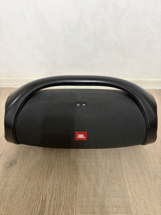 JBL Boombox 1 si JBL Charge 3