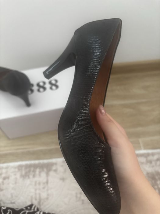 Черни обувки на ток!