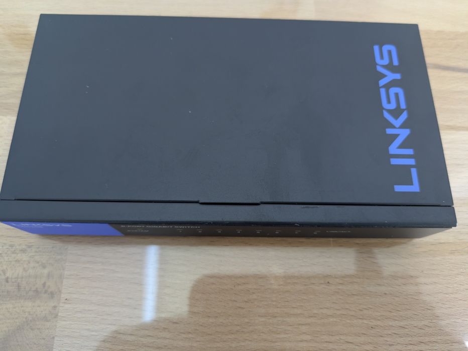 Switch Linksys LGS108P-EU, 8-Port Gigabit folosit foarte puțin!