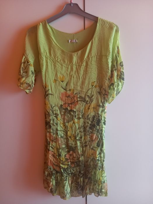 Vand rochie cu compozitie mătase naturala 40%, restul vâscoză.