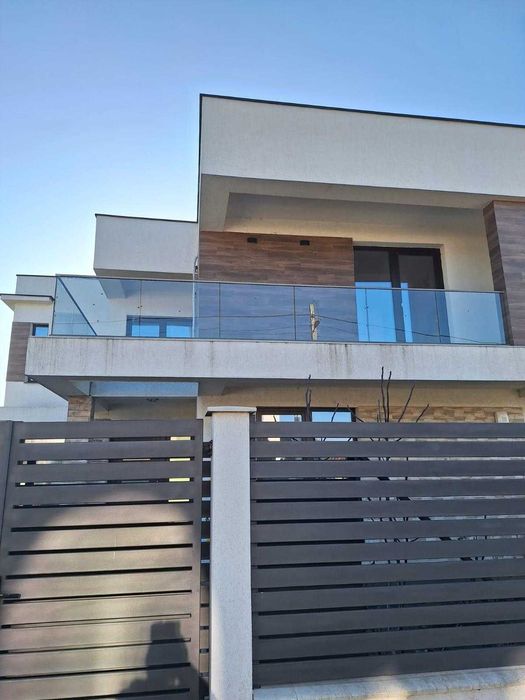 Balustrada de sticla cu profil de aluminiu