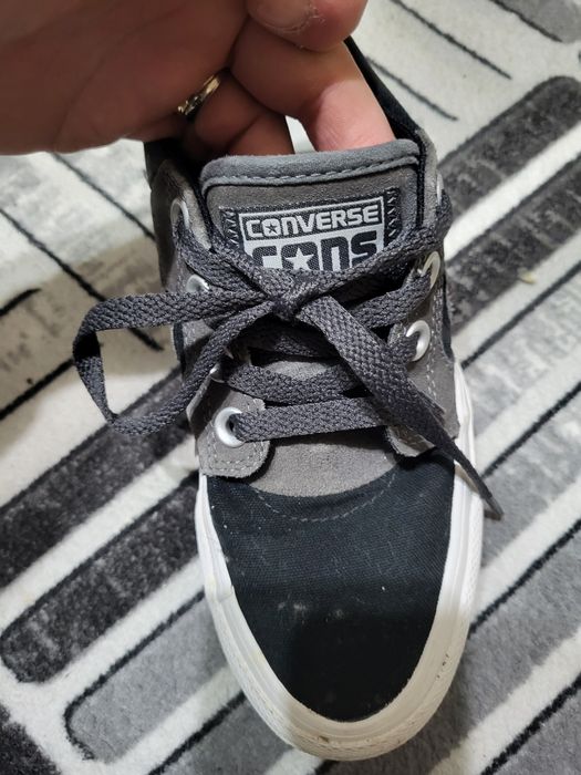 Vând tenesi converse