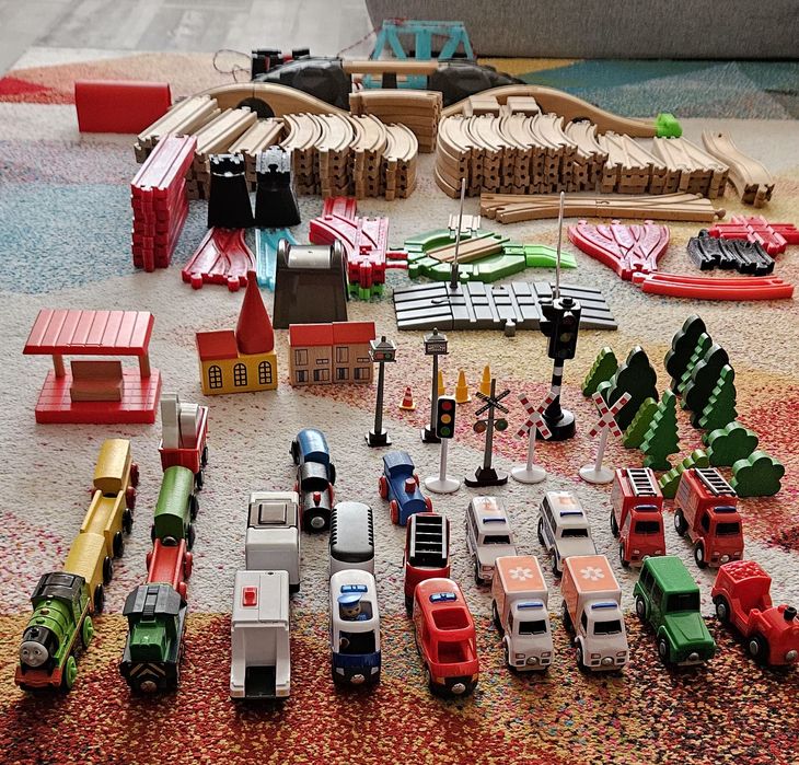 Set trenulet, sine Ikea lemn si plastic, vehicule electrice si manuale
