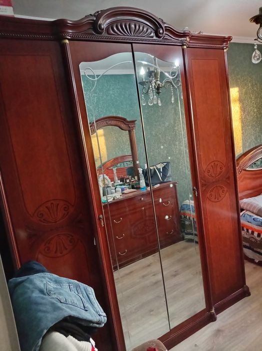 Продаю спальный гарнитур
