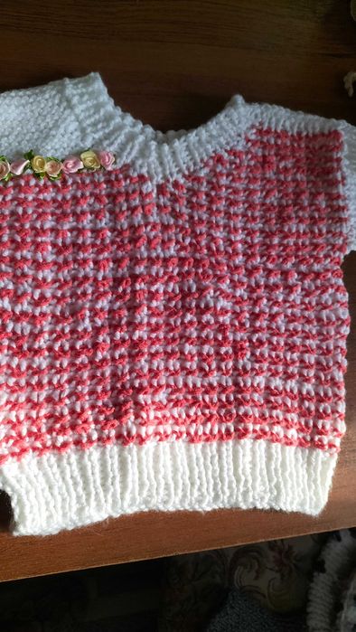 Продам детскую вязанную безрукавку и пинетки. Новая.