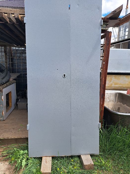 Дверь железа серый