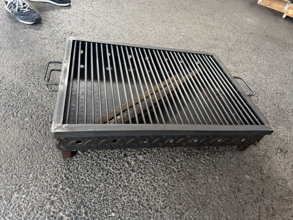 Gratar mare metalic 70x50 cm din tabla striata cu picioare