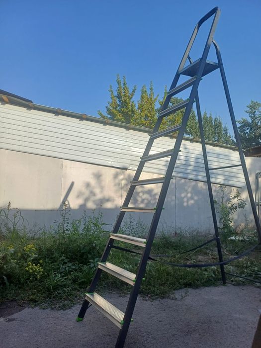 Продается стремянка в отличном состояние