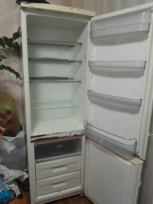 Срочно отдам даром холодильник. Самовывоз.