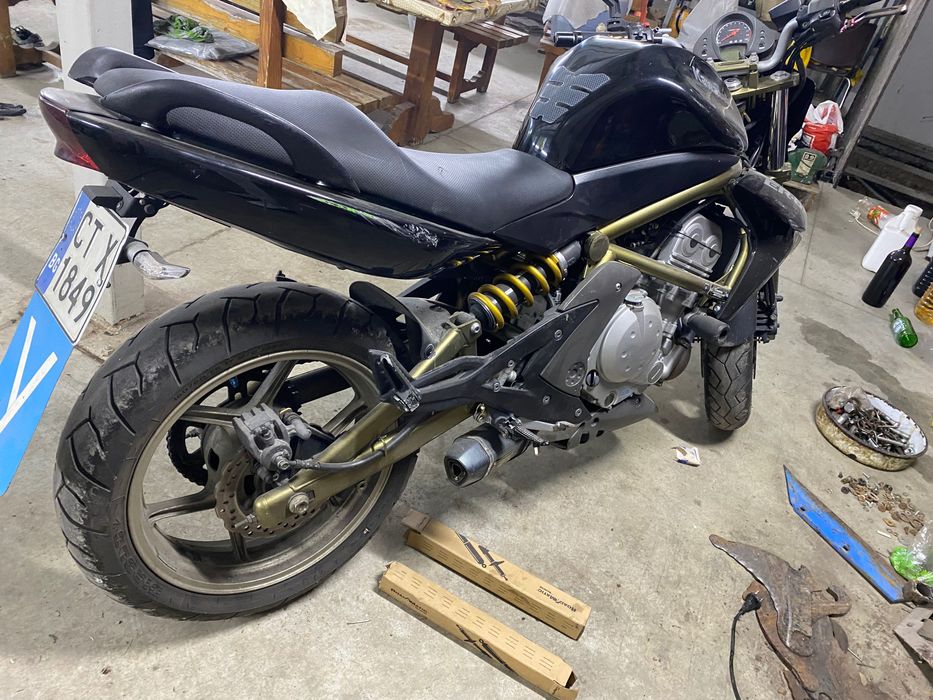 Два учебни мотора Suzuki GN125 и Kawasaki ER-6n