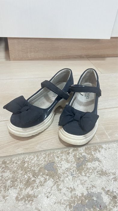 Отдам школьные босоножки