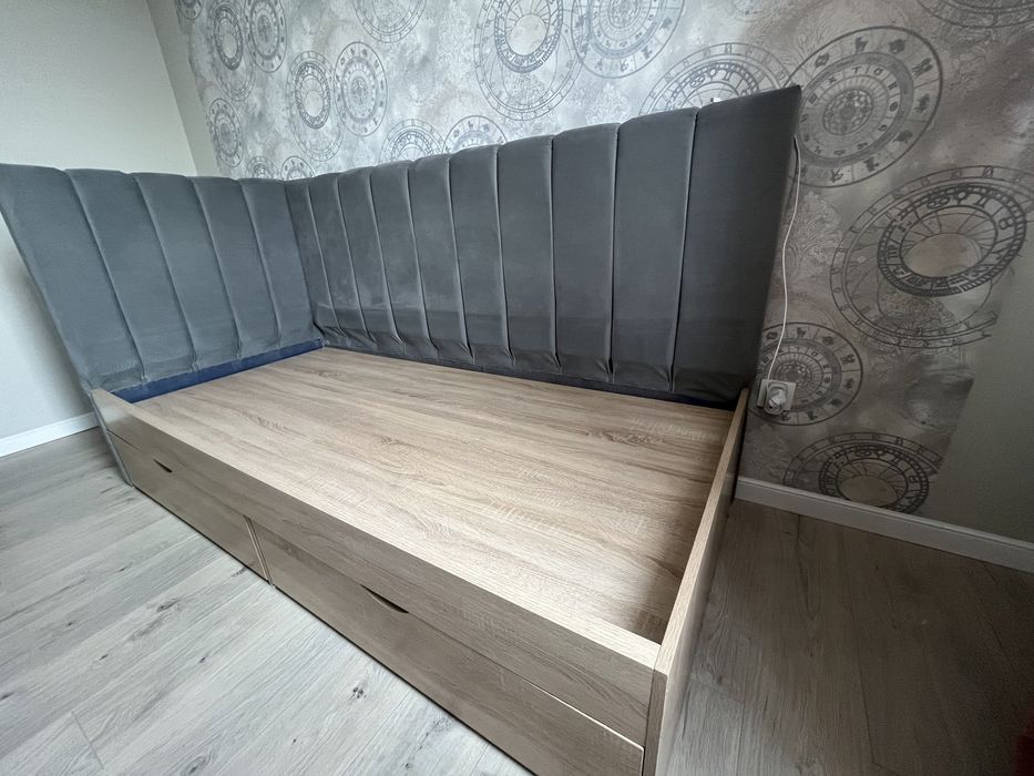 Кровать с мягкой спинкой