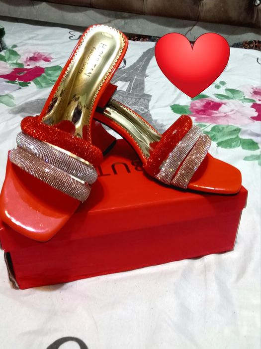 Oyoqkiyim tufli kiyilmagan