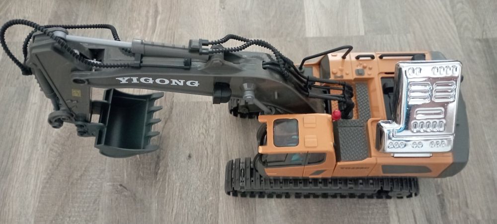 Багер с дистанционно управление