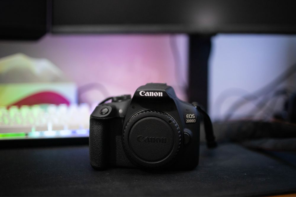 Canon EOS 2000D + Kit 18-55mm. Separat 50mm.