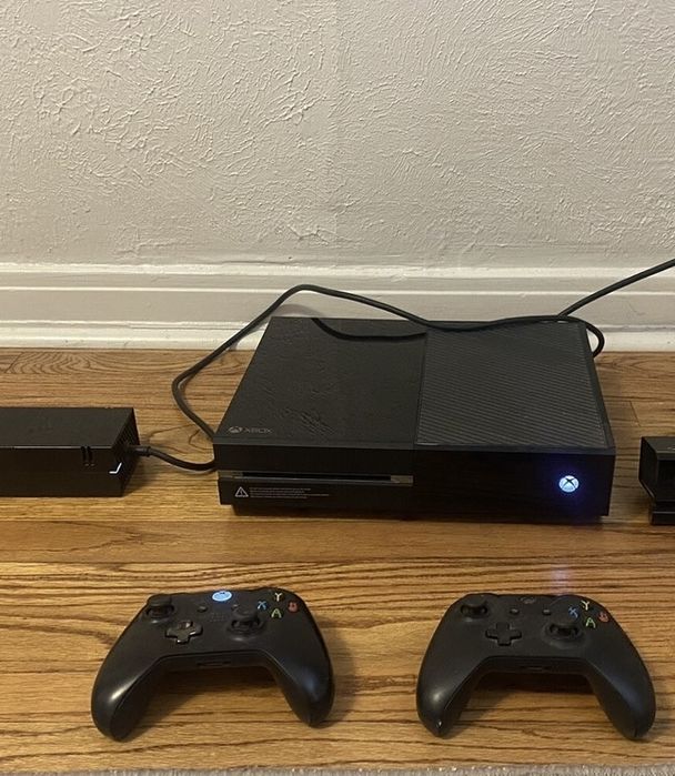 Продам Xbox One два джойстика +55игр , с дисководом