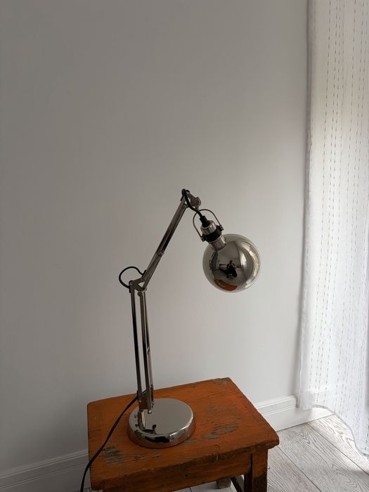 Lampă metalică de birou