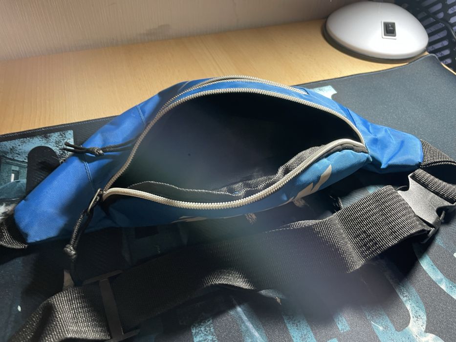 Синя чантичка тип бананка на найк с ципове