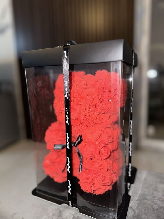 Подаръчно мече с вечни рози и елегантна панделка - идеално за празници