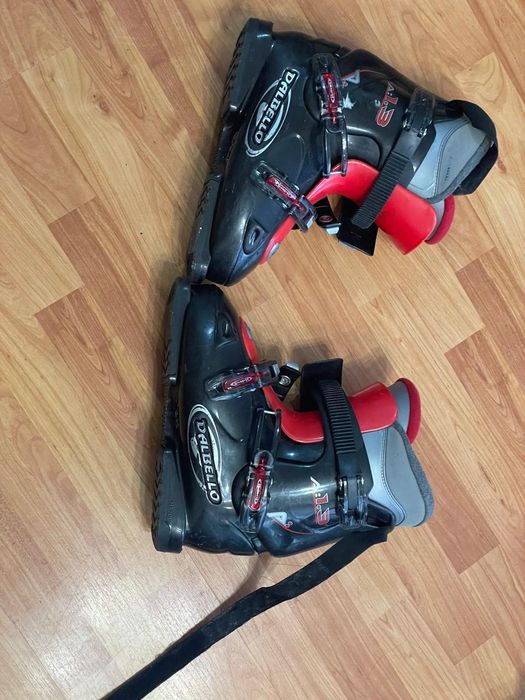 Vând urgent echipamente  de Skiat