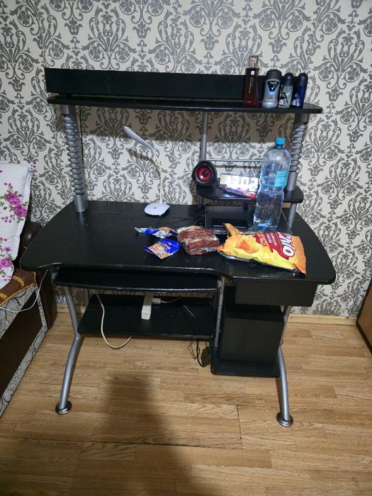 Birou de computer metalic cu lemn de calitate superioara stare bună