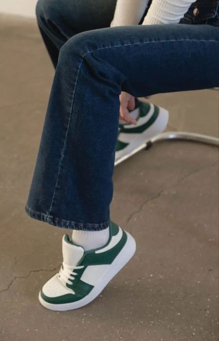 прямые джинсы.