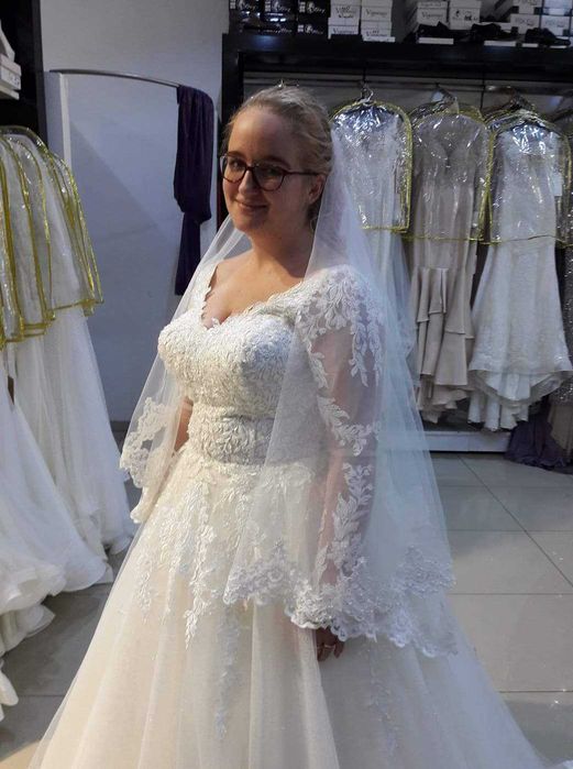 Rochie mireasă subtil sclipitoare