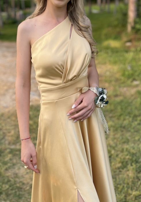 Златиста рокля от сатен