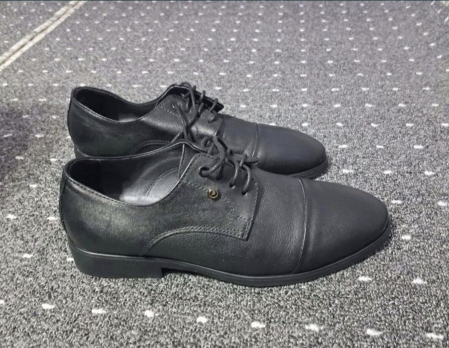 Туфли сотилади .