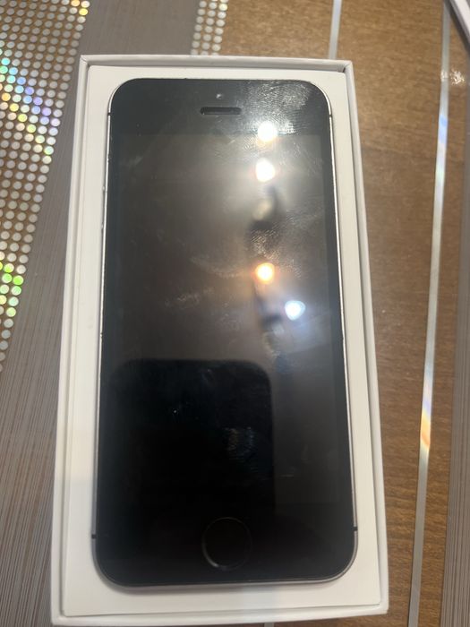 Телефон IPhone Se