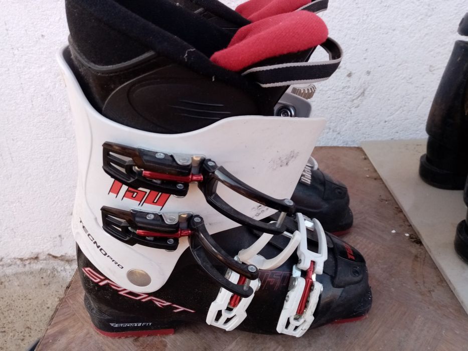 Спорт книги хоби. Ски обувки.