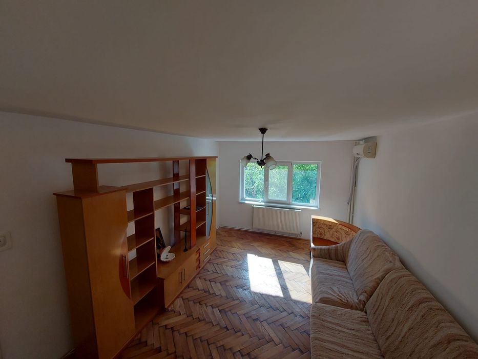 Închiriez apartament