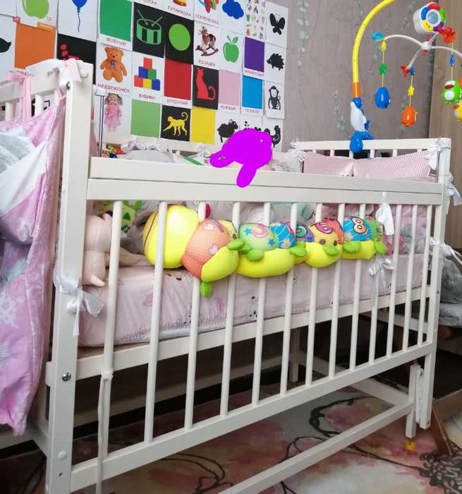 Детская кровать с механизмом качания