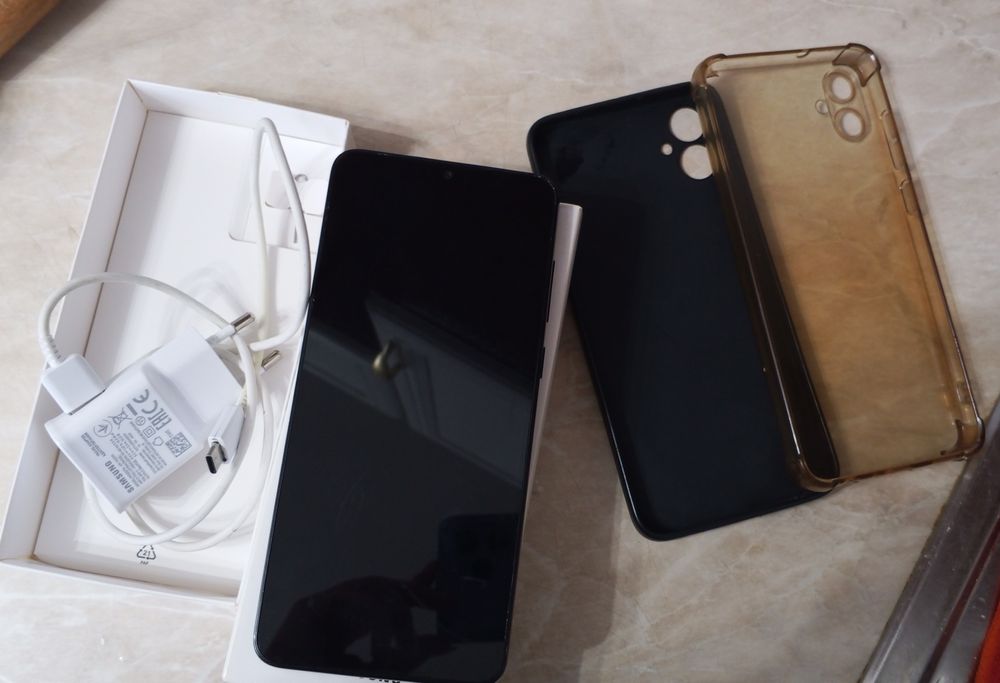 Продаю б/у телефон самсунг А05