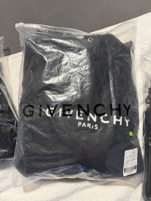 GIVENCHY Paris – черен суичър с качулка (distressed)