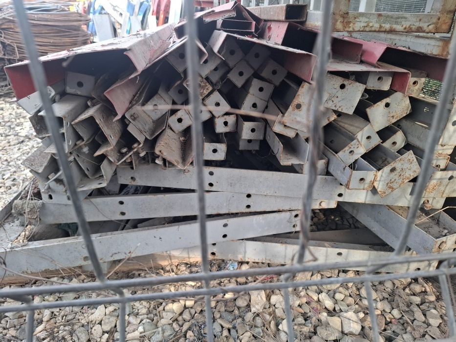 Hala metalica, birouri, locuință, grajd,magazie,depozit