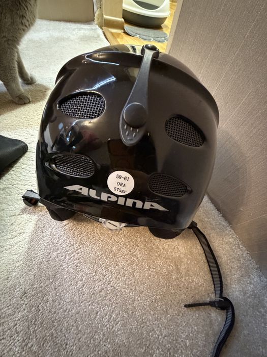 Скиорска каска като нова.