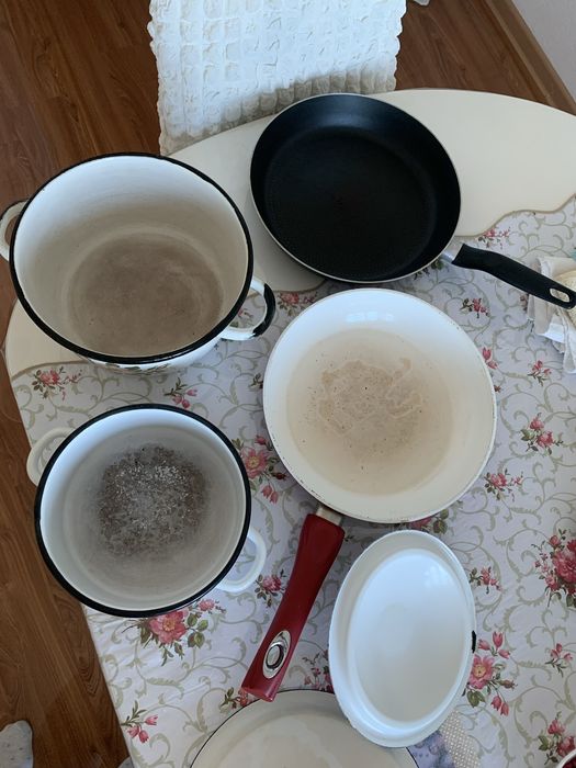 Сковородки, кастрюли.