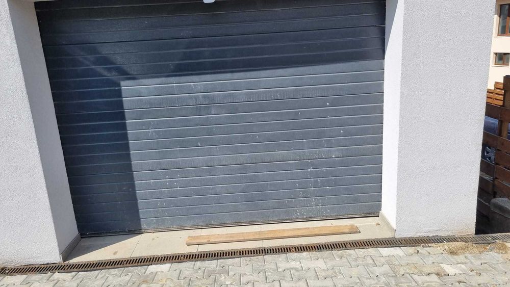 uși de garaj secționale culoare wenghe