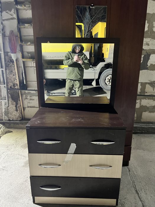 Продам 2  шкафа и камод