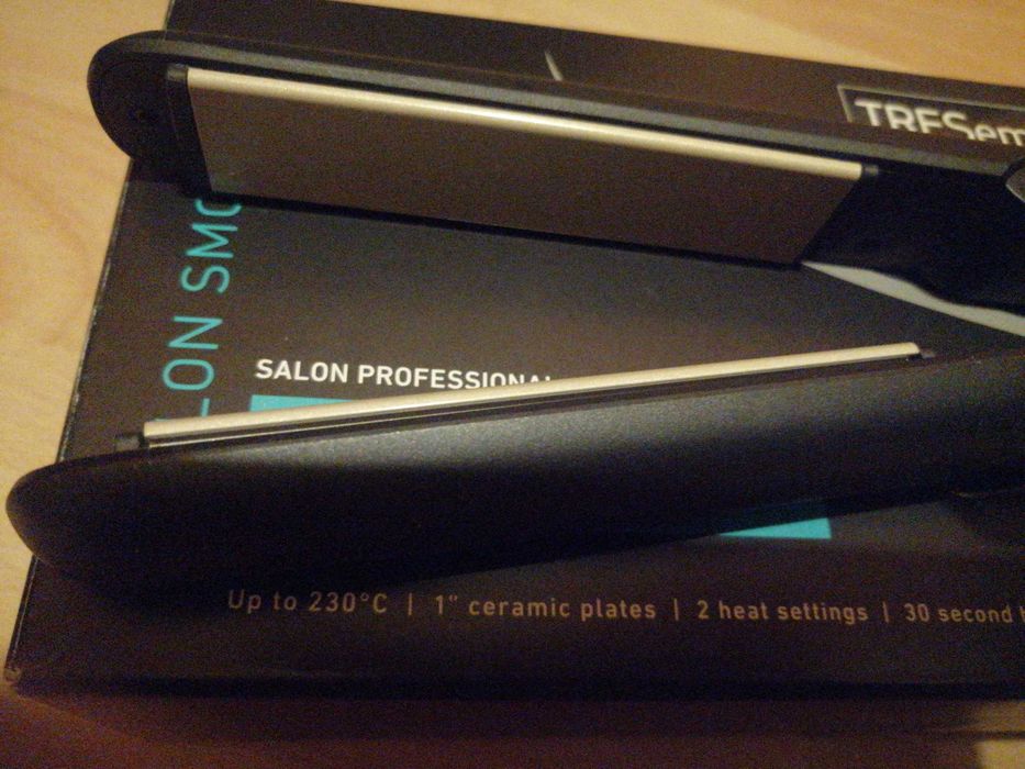Преса за Коса на TRESemme. Salon Smooth, Ceramic Styler 230.