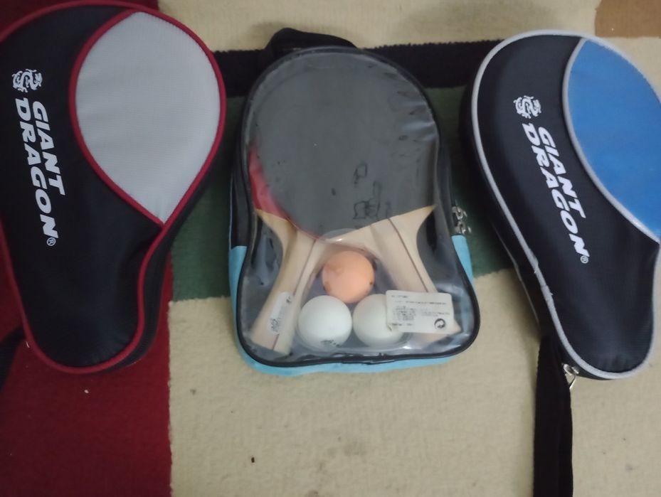 Set Palete Tenis de Masă/Ping Pong plus 3 mingii de rezervă cadou
