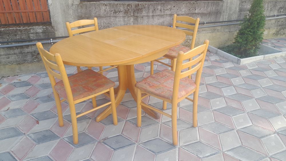 Masa cu 4 scaune extensibila din lemn masiv și pal