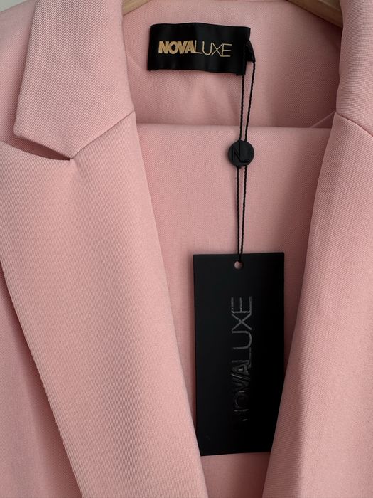 Елегантен Костюм