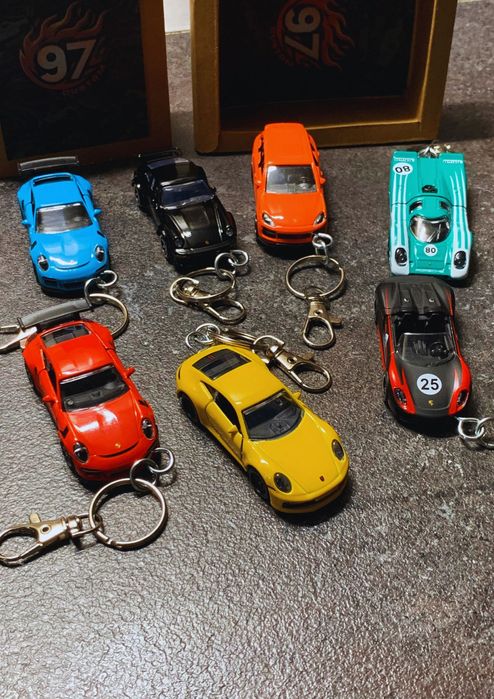 Breloc masinuta metalica Porsche Cayenne ( majorette )