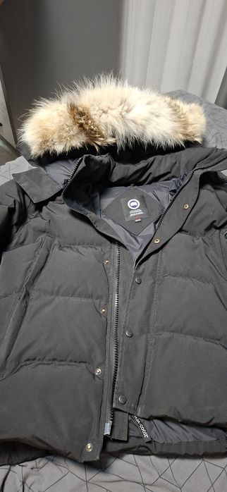 Продавам оригинално мъжко зимно яке Canada Goose