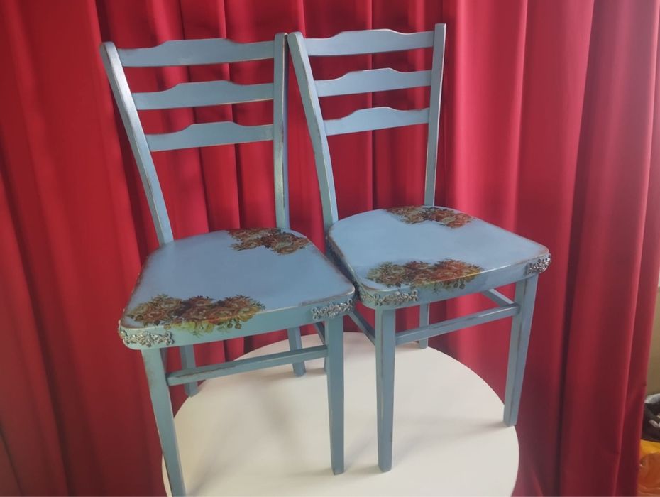 Стулья парные, декорированы
