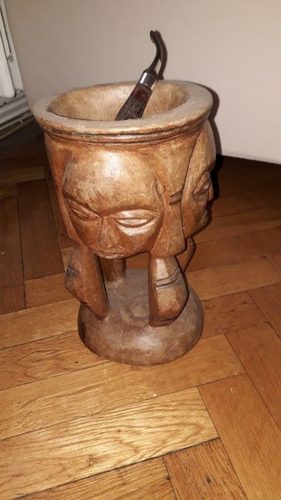 Fotoliu elegant si suport,scrumiera din lemn sculptat